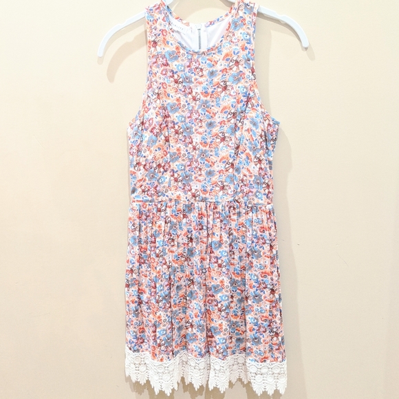 Socialite Floral High Neck Sleeveless Lace… - Picture 1 of 12